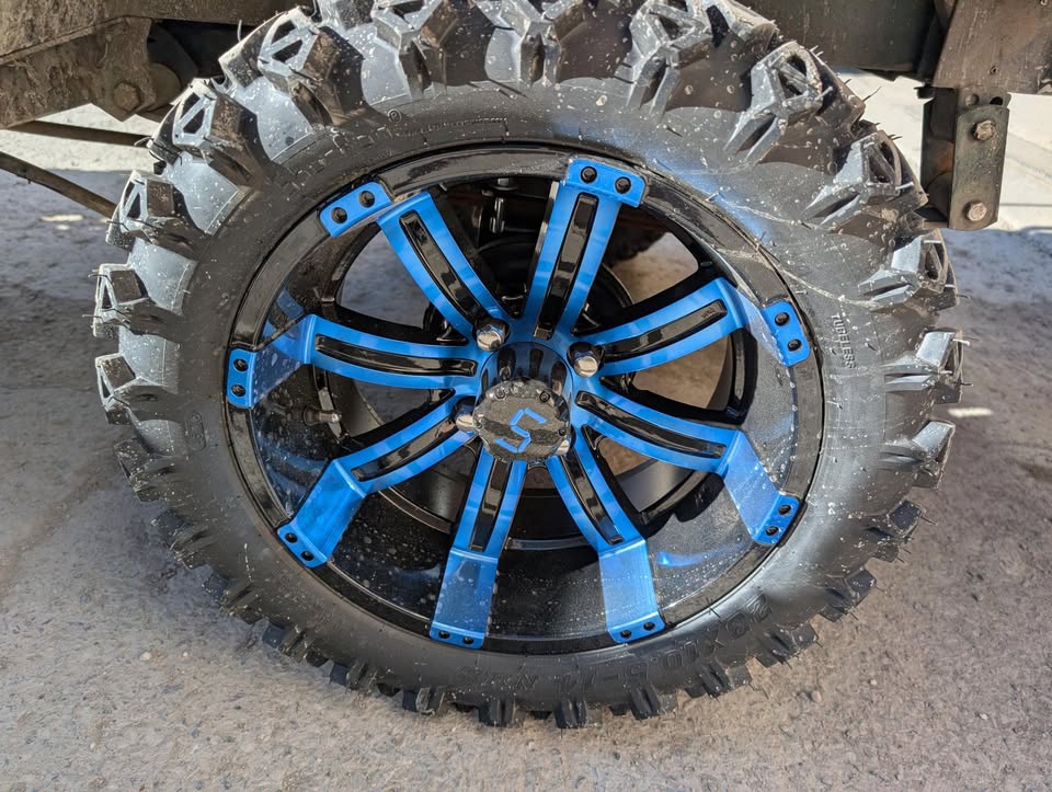 2009 EZ-GO TXT new lithium battery, new lift kit tires & rims, and new rear seat